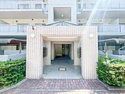 【エントランス】重厚感の溢れるエントランスはマンションの顔！帰宅時、来客時に誇れる空間を演出します！ 