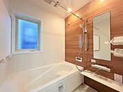 【浴室】バスルームは一日の疲れを癒すくつろぎの場所です。