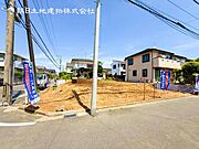 開放感があり日当りも良好です！目の前に広がる開放感とゆとり。暮らしの夢を育む住まいがここにあります！穏やかな風と陽光を導き、プライバシーに配慮された設計プランで居住性を一段と心地よいものにしています！