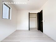 採光を確保した明るい室内は風通しも良く穏やかな時が流れます！様々な生活スタイルにも対応可能な間取り。採光もアクセントの一つとして。この明るい好みの空間で読書をしたり、音楽を聞いたりと一人の時間も充実！