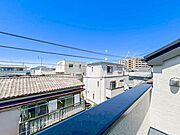 【バルコニー】思わず大きく深呼吸したくなるバルコニー！空が青く、近く、広く感じる事が出来ます。 