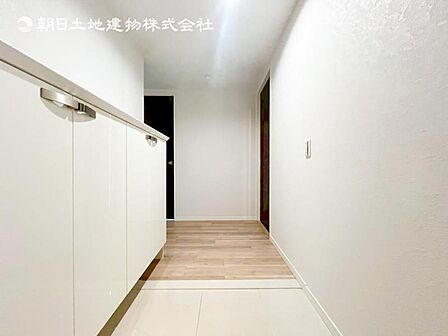 【玄関】明るく広い玄関には収納力に優れたシューズボックス。 靴をスッキリと整頓することができます。