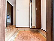 【玄関】明るく広い玄関には収納力に優れたシューズボックス。　靴をスッキリと整頓することができます。 