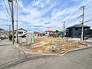 閑静な住宅地の立地の為、気持ちよく過ごすことが出来そうです！やさしい陽とやわらかな風が生活を彩ります　ゆとりがあり、心地よく落ち着いて過ごせる日常は次世代にもつなげていきたい大切な資産です！ 