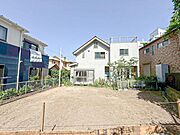 一戸建てを中心とした街並が続き、静かで落ち着いた住環境です。心地よいライフスタイルが実現できる予感。少しでも豊かに、快適に。そんな想いから生まれた本邸宅は、これから先のお住まいをきっと支えてくれます。