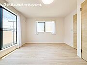 陽光がたっぷりと取り込め大きな窓で広々と安らげる快適空間です窓からの眺めは気持ち良い解放感ある光景！おだやかな寛ぎを届けるお部屋で、趣味などの時間も充実した時間をアイデアや工夫次第で過ごせそうですね！