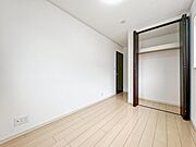 ●〇全居室にクローゼットを完備！普段使いのお洋服や小物はもちろん、季節物のお洋服などもしっかりと整理整頓おしまい頂けます。整理整頓は床に物を置かない所から。居室空間をより広く隅々まで使用できます　〇●