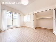 陽光がたっぷりと取り込め大きな窓で広々と安らげる快適空間です窓からの眺めは気持ち良い解放感ある光景！おだやかな寛ぎを届けるお部屋で、趣味などの時間も充実した時間をアイデアや工夫次第で過ごせそうですね！