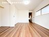 室内：居室はひとり時間を過ごせる安らげるお部屋として活用できます！収納スペースあり！荷物が多くても十分！！ベッドや勉強机、テレビなどを置きたい場合におすすめ！！過ごす時間が長くてもゆったり過ごせそうですね！