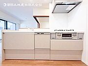 食洗器付きキッチン！食後の洗い物の時間を食洗器にまかせて空いた時間を団欒や趣味に使うことができます。お使いにならない場合でも食器の乾燥や大きな食器の収納などにもお使いいただけます。 