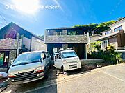 【外観】閑静な住宅地に馴染む落ち着いた色合いの贅沢な空間！！毎日のお散歩も快適なエリア！ 