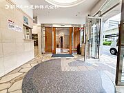 【エントランス】重厚感の溢れるエントランスはマンションの顔！帰宅時、来客時に誇れる空間を演出します！ 