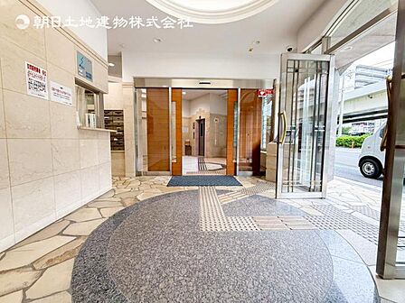 【エントランス】重厚感の溢れるエントランスはマンションの顔!帰宅時、来客時に誇れる空間を演出します!