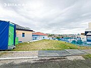 毎日のお散歩も楽しく緑に恵まれた静かな住環境となります！！！伸び伸びスローライフを叶えてくれる物件！自然豊富な季節の移ろいを身近に感じられる環境は空間に彩りを添えておしゃれな住空間を作り上げます！ 