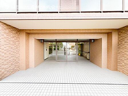 【エントランス】重厚感の溢れるエントランスはマンションの顔!帰宅時、来客時に誇れる空間を演出します!