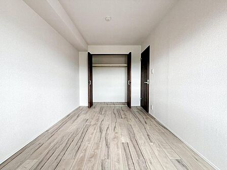 居室はひとり時間を過ごせる安らげるお部屋として活用できます！収納スペースあり！荷物が多くても十分！！ベッドや勉強机、テレビなどを置きたい場合におすすめ！！過ごす時間が長くてもゆったり過ごせそうですね！