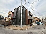 青空を背景にスタイリッシュな外観が住まう人に誇りを与えます。駅周辺施設も利用でき快適生活が送れます！四季を通じて自然と触れ合えるスポットが周辺には沢山あり、お散歩やジョギング週末の遊びにおすすめです。