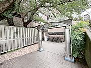 【エントランス】重厚感の溢れるエントランスはマンションの顔！帰宅時、来客時に誇れる空間を演出します！ 