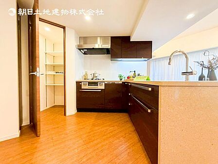広く取られたキッチンスペースはとても便利です。 自由にレイアウトがカスタマイズできます。