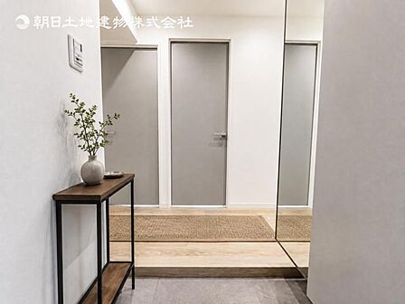 【玄関】お出かけの際に小さなお子様のいるご家庭でもゆったりと靴を履かせて上げることができます。大きな荷物や抱っこしながらでもスムーズに出入り可能なストレスの少ない玄関です。