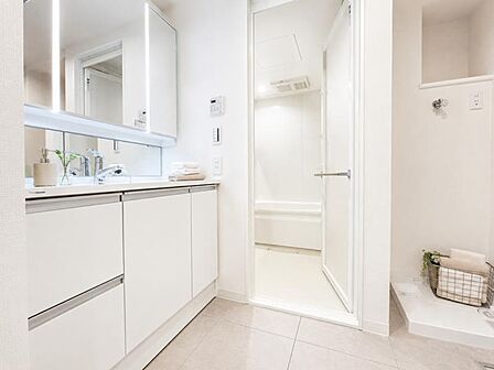【洗面・脱衣所】使用頻度の高い場所だからこそ便利な空間に。多人数での使用も考えた便利な空間です。※家具はCG 