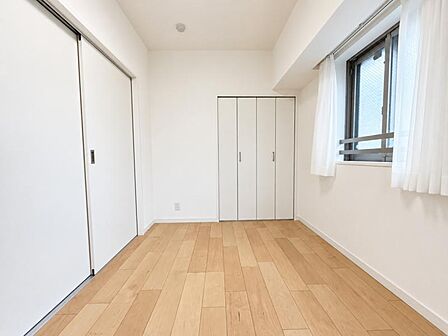 陽光がたっぷりと取り込め大きな窓で広々と安らげる快適空間です窓からの眺めは気持ち良い解放感ある光景!おだやかな寛ぎを届けるお部屋で、趣味などの時間も充実した時間をアイデアや工夫次第で過ごせそうですね!