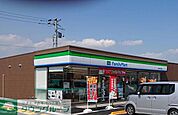 ファミリーマート館林富士見町店 徒歩7分。 500m
