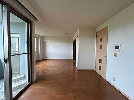 広々としたリビングは、家具の配置が自由自在。明るい陽光が差し込み、家族が集う憩いの空間を演出します。