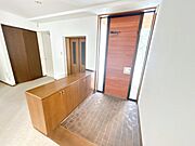 【1F玄関内観】ゆとりある広さを確保した玄関ホール。大型シューズボックス付で収納も充実。エレベーター付きで、各階への移動もスムーズです。
