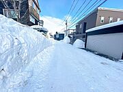 【前面道路】【前面道路】東側公道の幅員は、7.4ｍ。駐車場の間口も広いので出入りもスムーズです。