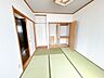 和室：【収納】1F和室。押入に加え、ハンガーパイプを備えた収納スペースがあります。