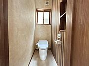 【2階トイレ】毎日使う場所だからこそ、清潔感と快適性にこだわったトイレです。明るい内装とシンプルなデザインで、落ち着いた時間を過ごせます。