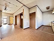 【ダイニング】ダイニングテーブルを置いて家族団らんの空間に。