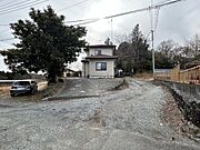 【前面道路】駐車場の間口も広いので出入りもスムーズです。
