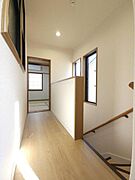 【2階廊下】窓付きの階段から陽が差し込む廊下です。
