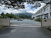 【周辺環境/小学校】裾野市立須山小学校7148ｍ（徒歩90分） 8000m