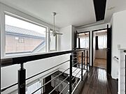 【2階ホール】吹抜けになっていて窓も大きく明るく開放的です。