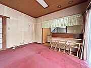 【別棟建物リビング】南向きの大きな掃き出し窓があり、明るく開放的です。