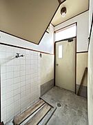 【別棟勝手口】土間打ちされており、外で使う用具の倉庫としてもご活用いただけます。