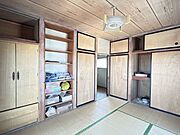 【2階和室】押入や収納棚もあり収納豊富です。