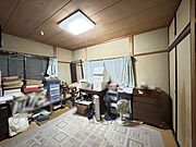 【2階和室】約6帖。収納があり荷物の整理に使いやすく、居室としても用途を分けやすい和室です。