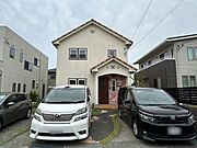 【外観】北東側から見た外観。4SLDKの2階建て。