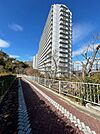 ファミリーマート三田フラワータウン店 【外観】東側から見た建物の外観。 500m