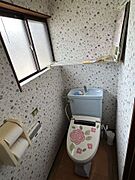 【1階トイレ】毎日使う場所だからこそ、清潔感と快適性にこだわったトイレです。明るい内装とシンプルなデザインで、落ち着いた時間を過ごせます。