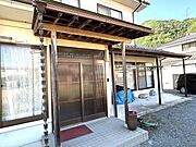 【玄関外観】重厚感のある玄関まわりが住まいの顔を演出。屋根付きのアプローチで雨の日の出入りにも便利です。