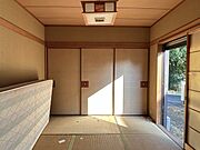 【和室】約4.5帖。採光良好な和室。収納付きで使い勝手の良い空間です。