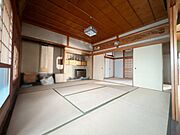 【和室】約8帖の和室です。押し入れや床の間、仏間がございます。