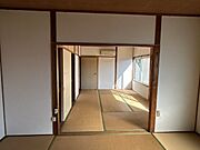 【和室4約6帖】襖を開けると広々と使える続き間の和室。採光もあり、明るい空間です。