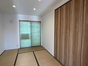 宇佐市立長峰 【6帖和室】北側お庭の見える和室です。遊ぶお子様の姿やガーデニングを眺めながらのんびりお過ごしいただけます。 781m