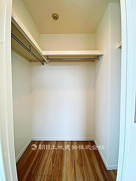 収納豊富なウォークインクローゼットです。たくさんの荷物もスッキリ収納できますね。